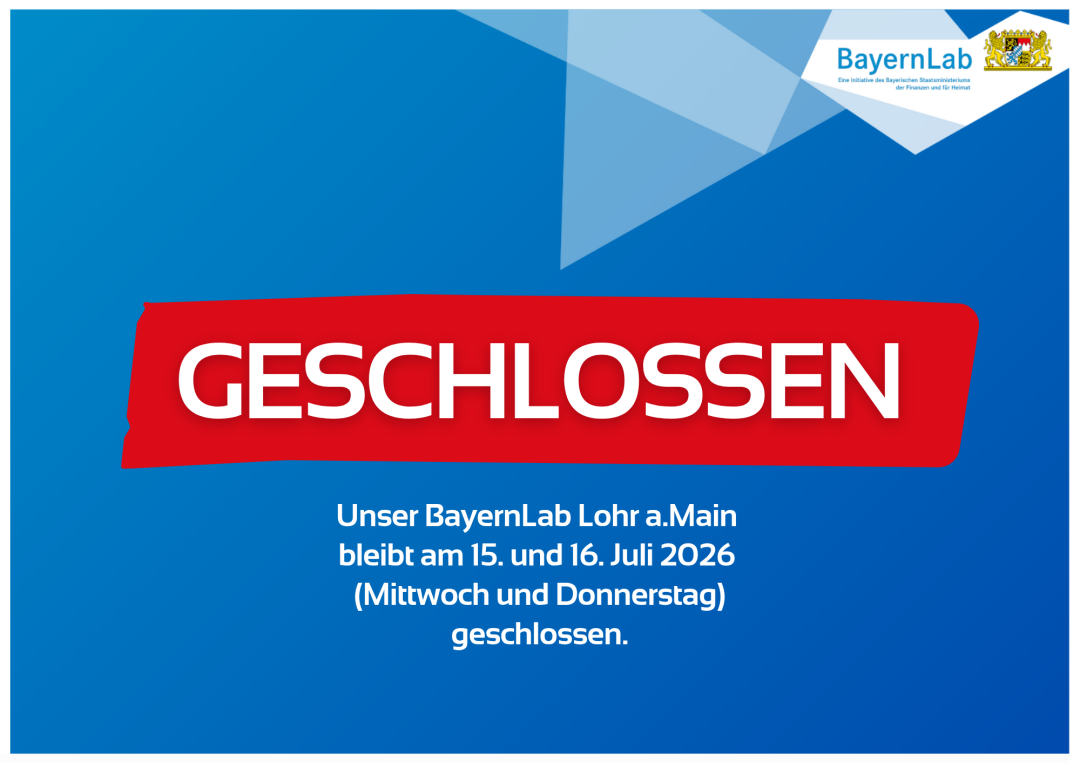 Zentral auf blauem Hintergrund steht ein großes, weißes Wort 'GESCHLOSSEN' auf einem roten, quer verlaufenden Balken. Darunter befindet sich in kleinerer, weißer Schrift der Hinweis, dass das BayernLab Lohr am Main am 15. und 16. Juli 2026 (Mittwoch und Donnerstag) geschlossen bleibt. Oben rechts sind das BayernLab-Logo und das bayerische Staatswappen abgebildet. Die Gestaltung ist schlicht und klar, mit geometrischen Formen im Hintergrund.